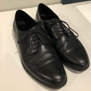Vagabond Oxford Shoes in Black Leather